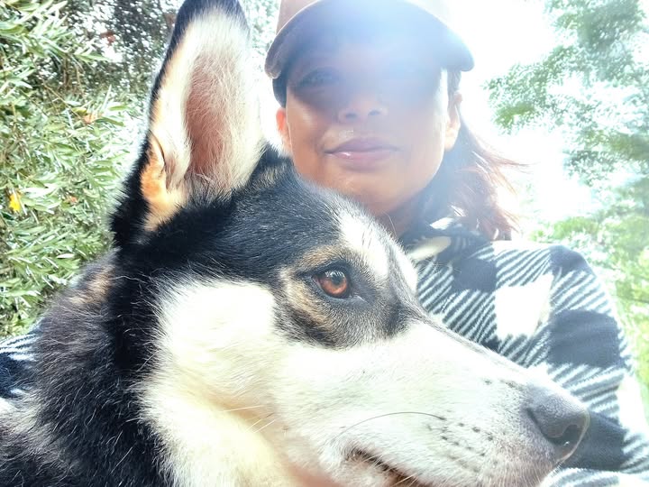 Genevieve Cheung with her dog at Genevieve Grove, sharing a quiet moment together in the Tuscan countryside. Genevieve Cheung con il suo cane a Genevieve Grove, in un momento di calma nella campagna toscana.
